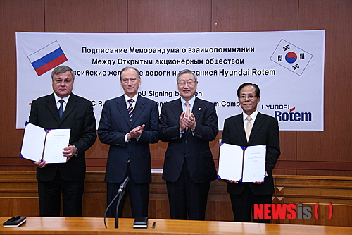 【서울=뉴시스】현대자동차그룹의 현대로템은 22일 외교통상부 청사에서 김성환 외교통상부장관이 참석한 가운데 러시아 철도청과 러시아 철도운송 분야 중장기 협력을 위한 양해각서를 체결했다고 밝혔다.(사진=현대로템 제공)&nbsp; photo@newsis.com
