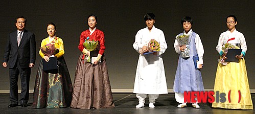 【김해=뉴시스】김상우 기자 = 22일 경남 김해시가 주최하고 김해문화의전당이 주관해 19일부터 이틀간 열린 대회에는 초중고, 대학, 일반부로 나눠 100명이 참가했다. 사진 왼쪽부터 김정강 김해부시장, 일반부 대상 이지언, 대학부 대상 박다솜, 고등부 대상 장삼수, 중등부 대상 이흥규, 초등부 대상 이유림.&nbsp; photo@newsis.com 