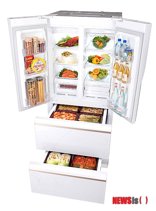 【서울=뉴시스】위니아만도는 김치냉장고 성수기를 맞아 내달 15일까지 딤채 김치냉장고를 구입한 고객에게 배추 김치를 증정하는 '딤채 온라인 계(契)' 이벤트를 진행한다. (사진=위니아만도 제공)&nbsp; photo@newsis.com