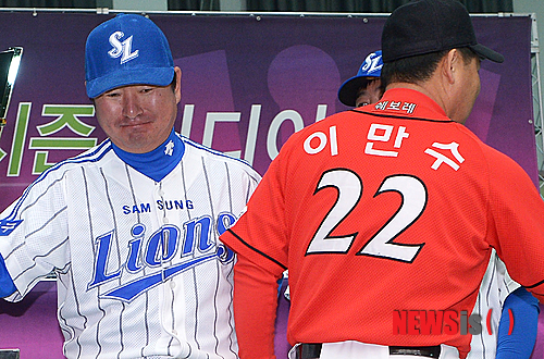 【대구=뉴시스】김인철 기자 = 23일 오후 대구구장 실내체육관에서 열린 2012 팔도 프로야구 한국시리즈 미디어데이에서 SK 이만수 감독과 삼성 류중일 감독이 미디어데이를 마치고 인사를 나누고 있다.&nbsp;&nbsp; yatoya@newsis.com