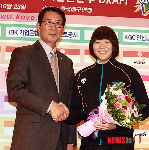 【서울=뉴시스】이소영(18·GS칼텍스)이 23일 오후 2시 서울 강남구 청담동 리베라호텔 몽블랑홀에서 열린 '2012~2013시즌 V-리그 여자신인선수 드래프트'에서 전체 1순위로 지명된 뒤 기념사진을 찍고 있다.