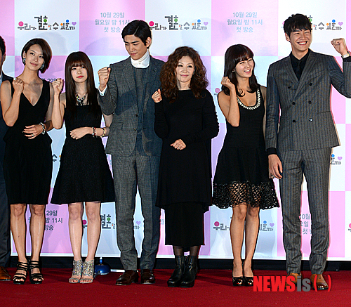 【서울=뉴시스】박상훈 기자 = JTBC 드라마 '우리가 결혼할 수 있을까' 제작발표회가 열린 23일 오후 서울 메가박스 동대문점에서 정애연, 정소민, 성진, 이미연, 한그루, 김영광이 포즈를 취하고 있다.&nbsp; hyalinee@newsis.com