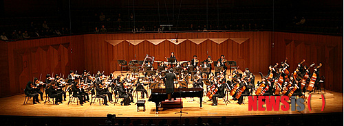 【서울=뉴시스】김정환 기자 = 31일은 '서양 귀신의 날'인 핼러윈데이다. 어느새 국내에서도 가을밤 빼놓을 수 없는 기념일이 됐다.&nbsp; 올해도 특급호텔들을 중심으로 다채로운 파티가 열린다. 아쉬운 것은 파티들이 주로 '클럽 파티' 스타일이라는 점이다. 스탠딩, 디제잉, 댄싱, 드링킹으로 이뤄지는 만큼 이들 중 어느 하나라도 좋아하지 않는다면 파티에 간다 해도 흥이 나지 않는다. 특히, 핼러윈데이를 가장 활발히 기념하는 미국과 달리 국내에서는 어린이가 주인공이 되는 자리도 없다.&nbsp; 다행히 올해는 정형화된 파티 스타일에서 벗어나 다양한 욕구를 채워주는 핼러윈데이 이벤트들이 속속 등장하고 있다.&nbsp;&nbsp; ○…서울 잠실 롯데호텔월드는 핼러윈데이를 맞아 핼러윈을 주제로 환상적인 오케스트라 무대와 화려한 퍼포먼스가 함께하는 '핼러윈 클래식 갈라 디너쇼'를 31일 오후 7시부터 크리스털 볼룸에서 연다. 서울 내셔널 심포니 오케스트라, 바리톤 곽상훈, 크로스오버 소프라노 이사벨의 감미로운 선율이 어우러진 이 공연에는 핼러윈 콘서트와 함께 셰프의 최고급 요리가 포함된 '핼러윈 갈라 디너'도 포함된다. 핼러윈 코스튬을 차려 입은 고객을 선정해 '라세느' 뷔페 식사권, 케이크 교환권 등이 걸린 경품 추첨의 기회도 제공한다. 성인 15만원, 어린이 10만원(이상 세금·봉사료 포함) 02-411-7450&nbsp; ○…하얏트 리젠시 인천은 6~8세 어린이를 대상으로 하는 '핼러윈 키즈 파티'를 27일 오후 3시30분 리젠시 볼룸에서 개최한다. 어린이들은 핼러윈 가면 만들기, 댄스 콘테스트, 포토존, 페이스 페인팅 등 다양한 액티비티에 참여할 수 있다. 어린이들이 좋아하는 달콤한 디저트로 가득 채워진 핼러윈 디저트 테이블도 마련된다. 핼러윈 분위기에 가장 어울리는 의상으로 파티에 참석한 어린이를 뽑는 '키즈 베스트 드레서' 선발대회를 열어 주말 디너 뷔페 이용권 등을 나눠준다. 7만원. 클럽 앳 더 하얏트 회원 6만원(부가세 10% 포함) 어린이 1명과 보호자 1명이 입장 가능하다. 032-745-1713&nbsp; ○…서귀포 하얏트 리젠시 제주는 제주산 호박과 감귤 등을 이용한 핼러윈 디저트 메뉴를 28일부터 11월4일까지 '아일랜드 라운지'에서 판다. 핼러윈 음료, 제주산 감귤이 상큼하게 씹히는 호박 조각 케이크, 제주산 호박 쿠키, '뱀파이어 키스'라고 명명된 칵테일 등이 제공된다. 조각 케이크, 쿠키, 뱀파이어 키스로 구성된 핼러윈 세트는 4만6000원, 뱀파이어 키스만 따로 마시면 1만8000원(세금·봉사료 별도) 핼러윈 디저트 가족 세트와 함께 일반 객실 1박, 제주 주요 관광지 할인쿠폰북 등으로 구성된 '핼러윈 패키지'도 내놓았다. 18만5000원(이상 세금·봉사료 별도) 064-735-1234&nbsp; ace@newsis.com