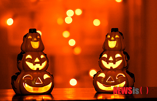 【서울=뉴시스】김정환 기자 = 31일은 '서양 귀신의 날'인 핼러윈데이다. 어느새 국내에서도 가을밤 빼놓을 수 없는 기념일이 됐다.&nbsp; 올해도 특급호텔들을 중심으로 다채로운 파티가 열린다. 아쉬운 것은 파티들이 주로 '클럽 파티' 스타일이라는 점이다. 스탠딩, 디제잉, 댄싱, 드링킹으로 이뤄지는 만큼 이들 중 어느 하나라도 좋아하지 않는다면 파티에 간다 해도 흥이 나지 않는다. 특히, 핼러윈데이를 가장 활발히 기념하는 미국과 달리 국내에서는 어린이가 주인공이 되는 자리도 없다.&nbsp; 다행히 올해는 정형화된 파티 스타일에서 벗어나 다양한 욕구를 채워주는 핼러윈데이 이벤트들이 속속 등장하고 있다.&nbsp;&nbsp; ○…서울 잠실 롯데호텔월드는 핼러윈데이를 맞아 핼러윈을 주제로 환상적인 오케스트라 무대와 화려한 퍼포먼스가 함께하는 '핼러윈 클래식 갈라 디너쇼'를 31일 오후 7시부터 크리스털 볼룸에서 연다. 서울 내셔널 심포니 오케스트라, 바리톤 곽상훈, 크로스오버 소프라노 이사벨의 감미로운 선율이 어우러진 이 공연에는 핼러윈 콘서트와 함께 셰프의 최고급 요리가 포함된 '핼러윈 갈라 디너'도 포함된다. 핼러윈 코스튬을 차려 입은 고객을 선정해 '라세느' 뷔페 식사권, 케이크 교환권 등이 걸린 경품 추첨의 기회도 제공한다. 성인 15만원, 어린이 10만원(이상 세금·봉사료 포함) 02-411-7450&nbsp; ○…하얏트 리젠시 인천은 6~8세 어린이를 대상으로 하는 '핼러윈 키즈 파티'를 27일 오후 3시30분 리젠시 볼룸에서 개최한다. 어린이들은 핼러윈 가면 만들기, 댄스 콘테스트, 포토존, 페이스 페인팅 등 다양한 액티비티에 참여할 수 있다. 어린이들이 좋아하는 달콤한 디저트로 가득 채워진 핼러윈 디저트 테이블도 마련된다. 핼러윈 분위기에 가장 어울리는 의상으로 파티에 참석한 어린이를 뽑는 '키즈 베스트 드레서' 선발대회를 열어 주말 디너 뷔페 이용권 등을 나눠준다. 7만원. 클럽 앳 더 하얏트 회원 6만원(부가세 10% 포함) 어린이 1명과 보호자 1명이 입장 가능하다. 032-745-1713&nbsp; ○…서귀포 하얏트 리젠시 제주는 제주산 호박과 감귤 등을 이용한 핼러윈 디저트 메뉴를 28일부터 11월4일까지 '아일랜드 라운지'에서 판다. 핼러윈 음료, 제주산 감귤이 상큼하게 씹히는 호박 조각 케이크, 제주산 호박 쿠키, '뱀파이어 키스'라고 명명된 칵테일 등이 제공된다. 조각 케이크, 쿠키, 뱀파이어 키스로 구성된 핼러윈 세트는 4만6000원, 뱀파이어 키스만 따로 마시면 1만8000원(세금·봉사료 별도) 핼러윈 디저트 가족 세트와 함께 일반 객실 1박, 제주 주요 관광지 할인쿠폰북 등으로 구성된 '핼러윈 패키지'도 내놓았다. 18만5000원(이상 세금·봉사료 별도) 064-735-1234&nbsp; ace@newsis.com