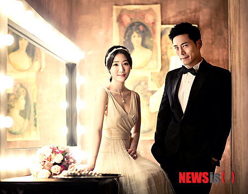 【서울=뉴시스】이예슬 기자 = 개그맨 김재우(33)가 내년 3월3일 조유리씨와 웨딩마치를 울린다.&nbsp; 2010년 기업체 행사에서 처음 만나 그해 7월 연인사이로 발전했다. 조씨는 단아한 외모에 여성스러운 성격을 지닌 은행 직원이다.&nbsp; 김재우는 조씨에게 첫눈에 반해 구애했지만, 조씨는 김재우가 누구인지도 몰랐다. 아직도 서로 존댓말을 쓰며 존중하는 사이라고 한다.&nbsp; 이들의 연애 에피소드는 11월 초 JTBC 리얼웨딩 프로그램 '결혼전쟁'에서 공개된다.&nbsp; '결혼전쟁'은 주영훈(43)·이윤미(31) 부부가 진행한다. 김재우와 조유리, 핸드볼 선수 출신 탤런트 최현호(36)와 그의 여자친구인 아리랑TV 리포터 홍레나, LJ(35)와 부인 이선정(35) 등 세 커플의 흥미진진한 이야기를 전한다.&nbsp; ashley85@newsis.com