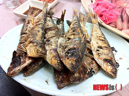 【서울=뉴시스】김정환의 ‘맛있는 집’ 찬바람이 불면서 가장 신나는 곳은 아마도 횟집일 것이다. 더운 계절에 날것을 먹는 것이 암만해도 찜찜해서 군침만 삼키며 여름이 물러가기를 기다리던 사람들이 대거 달려나온 덕이다. 문화부 차장 ace@newsis.com