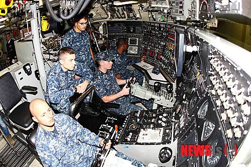 【부산=뉴시스】 하경민 기자 = 25일 오전 부산 남구 해군작전사령부 부산기지에 정박 중인 미국 해군의 핵추진 잠수함 '오하이오함'(SSGN-726) 내부와 승조원 생활 등을 국내 취재진에 공개했다. 사진은 잠수함의 '두뇌'에 해당하는 주조정실(조타실)에서 승조원들이 근무하는 모습.&nbsp; 1981년 취역한 오하이오함은 길이 171m, 너비 12.8m, 만재흘수 11.5m, 배수량 1만8750t 규모에 160여 명의 승조원이 탑승하고 있다. 이 잠수함은 1600㎞ 떨어진 목표물을 정확히 요격할 수 있는 토마호크 순항미사일 154기와, MK48 중어뢰, 각종 특수전 장비 등을 갖추고 있다.&nbsp; yulnetphoto@newsis.com 