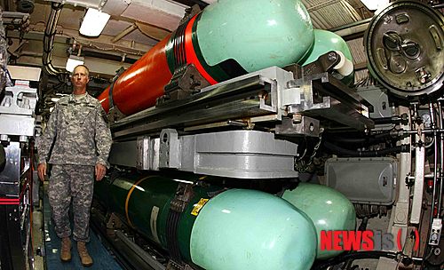 【부산=뉴시스】 하경민 기자 = 25일 오전 부산 남구 해군작전사령부 부산기지에 정박 중인 미국 해군의 핵추진 잠수함 '오하이오함'(SSGN-726) 내부와 승조원 생활 등을 국내 취재진에 공개했다. 사진은 잠수함 어뢰발사실에 적재된 MK48어뢰. 이 어뢰는 길이 15m, 무게 2t정도다.&nbsp; 1981년 취역한 오하이오함은 길이 171m, 너비 12.8m, 만재흘수 11.5m, 배수량 1만8750t 규모에 160여 명의 승조원이 탑승하고 있다. 이 잠수함은 1600㎞ 떨어진 목표물을 정확히 요격할 수 있는 토마호크 순항미사일 154기와, MK48 중어뢰, 각종 특수전 장비 등을 갖추고 있다.&nbsp; yulnetphoto@newsis.com 