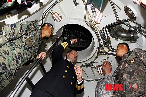 【부산=뉴시스】 하경민 기자 = 25일 오전 부산 남구 해군작전사령부 부산기지에 정박 중인 미국 해군의 핵추진 잠수함 '오하이오함'(SSGN-726) 내부와 승조원 생활 등을 국내 취재진에 공개했다. 사진은 잠수함 토마호크 미사일 발사대 내부모습.&nbsp; 1981년 취역한 오하이오함은 길이 171m, 너비 12.8m, 만재흘수 11.5m, 배수량 1만8750t 규모에 160여 명의 승조원이 탑승하고 있다. 이 잠수함은 1600㎞ 떨어진 목표물을 정확히 요격할 수 있는 토마호크 순항미사일 154기와, MK48 중어뢰, 각종 특수전 장비 등을 갖추고 있다.&nbsp; yulnetphoto@newsis.com 