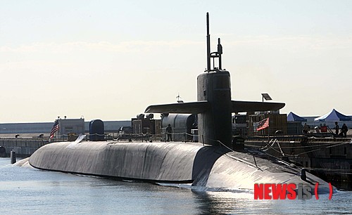 【부산=뉴시스】 하경민 기자 = 25일 오전 부산 남구 해군작전사령부 부산기지에 정박 중인 미국 해군의 핵추진 잠수함 '오하이오함'(SSGN-726) 내부와 승조원 생활 등을 국내 취재진에 공개했다. 사진은 정박 중인 오하이오함.&nbsp; 1981년 취역한 오하이오함은 길이 171m, 너비 12.8m, 만재흘수 11.5m, 배수량 1만8750t 규모에 160여 명의 승조원이 탑승하고 있다. 이 잠수함은 1600㎞ 떨어진 목표물을 정확히 요격할 수 있는 토마호크 순항미사일 154기와, MK48 중어뢰, 각종 특수전 장비 등을 갖추고 있다.&nbsp; yulnetphoto@newsis.com 