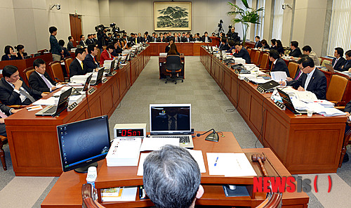 【서울=뉴시스】홍찬선 기자= 25일 오전 서울 여의도 국회에서 국회 운영위원회의 대통령실에 대한 국정감사 열리고 있다. mania@newsis.com