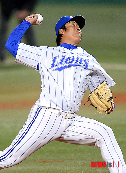 【대구=뉴시스】김인철 기자 = 25일 오후 대구시민야구장에서 열린 2012 팔도 프로야구 한국시리즈 2차전 삼성 라이온즈와 SK 와이번스의 경기에서 8회초 교체된 삼성 정현욱이 역투 하고 있다.&nbsp; yatoya@newsis.com