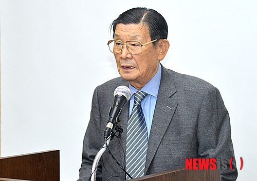 【서울=뉴시스】최동준 기자 = LIG 그룹의 '사기성' 기업어음 발행 혐의를 수사 중인 검찰이 구자원 회장의 장남인 구본상 LIG 넥스원 부회장 등 3명에 대해 사전구 속영장을 청구한 가운데 26일 오후 서울 합정동 LIG 본사에서 구자원 회장이 기자회견을 갖고 피해 투자자들에게 사과 하고 있다.&nbsp; photocdj@newsis.com