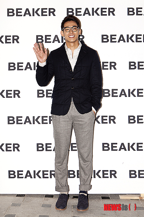 【서울=뉴시스】김정환 기자 = 제일모직의 미국 뉴욕 컨템포러리 멀티숍 브랜드 '블리커(BLEECKER)'가 25일 서울 한남동과 청담동에 플래그십 스토어 2곳을 론칭하며 새 브랜드명 '비이커(BEAKER)'로 재탄생했다.&nbsp; 블리커는 그 동안 '랙앤본', '헬무트랭', '밴드 오브 아웃사이더스' 등 뉴욕 베이스의 레이블을 중심으로 개성 있는 아이템들을 선보여왔다.&nbsp; 건축, 인테리어, 가구 등을 리사이클 콘셉트로 제작, 준공한 한남동 스토어에서 열린 론칭 행사에는 영화배우 한가인, 김효진, 정유미, 엄지원, 정석원, 고수, 그룹 '소녀시대' 제시카, '슈퍼주니어' 최시원, 가수 백아연 등이 참석했다.&nbsp; 비이커는 실험실에서 다양한 물질을 혼합, 새로운 물질을 창조해내는 실험 도구 비커에서 영감을 받은 것이다. 다양한 패션과 라이프 스타일을 비커 안에서 융화시켜 새로운 문화를 형성하겠다는 뜻이다.&nbsp; ace@newsis.com&nbsp; 