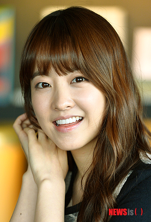 【서울=뉴시스】강진형 기자 = 영화 '늑대소년'의 배우 박보영이 29일 오후 서울 마포구 동교동 한 카페에서 인터뷰에 앞서 포즈를 취하고 있다.&nbsp; marrymero@newsis.com