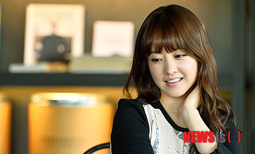 【서울=뉴시스】강진형 기자 = 영화 '늑대소년'의 배우 박보영이 29일 오후 서울 마포구 동교동 한 카페에서 인터뷰에 앞서 포즈를 취하고 있다.&nbsp; marrymero@newsis.com