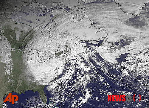 【뉴욕=AP/뉴시스】미국 국립해양청(NOAA)의 위성이 30일(현지시간) 초대형 허리케인 샌디가 펜실베이니아주(州) 남부에서 약해져 천천히 서진하는 모습을 촬영했다. 미 국립기상청은 주택가와 도로가 많은 웨스트버지니아주 고지대에서 30㎝가 넘는 눈이 보고됐다고 밝혔다. 또 높은 산에 60㎝의 눈이 더 내리고 31일 오후까지 십여 개 카운티에 눈보라가 칠 것이라고 예보했다. 