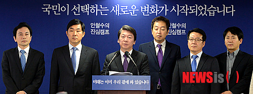 【서울=뉴시스】박동욱 기자 = 안철수 무소속 대통령 후보가 31일 오전 서울 종로구 공평동 선거캠프 기자실에서 사법개혁 정책발표를 하고 있다.  이날 안 후보는 사법개혁 추진의 3대원칙을 기본 추진 방향으로 대검찰청 중앙수사부 폐지 등 10대 사법개혁 추진과제를 제시했다.  fufus@newsis.com