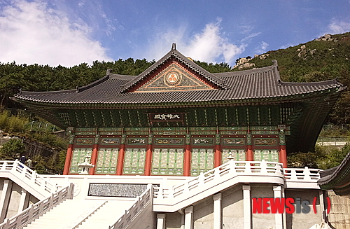 【부산=뉴시스】허상천 기자 = 이 시대 국내 최고의 장인들이 함께 11년에 걸쳐 부산 영도구 한마음선원에 문화재급 대웅보전 불사을 준공, 오는 11월 11을 회향식을 갖기로해 화제가 되고 있다. (사진 = 한마음선원 부산지원 제공) photo@newsis.com