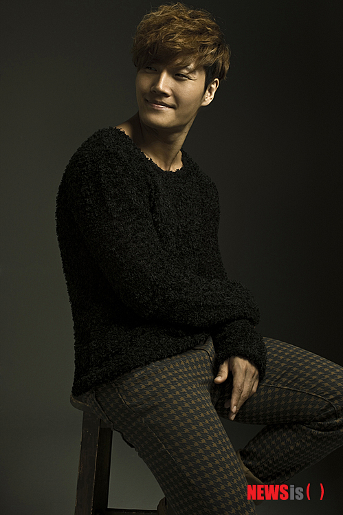 【서울=뉴시스】이재훈 기자 = "이제는 제 노래를 듣고 싶어하는 분들, 제게 개인적으로 관심이 있는 분들에게 음반을 소개한다는 생각이 강해졌습니다." 정규 6집 '열한번째 이야기' 이후 약 2년9개월 만인 1일 정규 7집을 발표한 가수 김종국(36)은 "예전에 대중을 위한 상업적인 것을 포함했다면, 지금은 남들에게 보여주는 무대 위 노래 말고 내 이야기를 담고자 했다"고 밝혔다. "정말 전적으로 김종국을 좋아하고 소장할 가치가 있어야 앨범을 사는 때가 된 것 같다"는 판단 때문이다. realpaper7@newsis.com