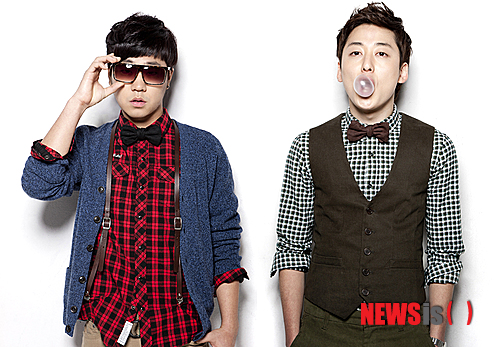 【서울=뉴시스】이재훈 기자 = 그룹 '씨스타'의 소유와 힙합듀오 '긱스'가 프로젝트 앨범 '오피셜리 미싱 유, 투(Officially Missing you, too)'를 11월1일 발매한다.&nbsp; 가수 아이유의 매니지먼트사 로엔엔터테인먼트가 기획·제작하는 프로젝트 '리; 코드(re; code)'의 첫 번째 앨범이다.&nbsp; 로엔은 "언더그라운드와 인디에서 활동 중인 가수의 대표곡을 대중적으로 편곡, 주류 가수와 협업해서 음악적 가치를 재조명하는 프로젝트"라고 소개했다 .&nbsp; '오피셜리 미싱 유, 투'는 긱스의 데뷔곡 '오피셜리 미싱 유'의 후속곡이다. 캐나다 가수 타미아의 노래를 샘플링한 원곡의 멜로디를 강조하고 새로 만든 인트로를 추가했다.&nbsp; 로엔은 "평소 힙합음악에 애정을 가지고 있던 소유가 바쁜 스케줄에도 시간을 내 녹음했다"면서 "소유의 허스키하면서도 여성스러운 보컬이 긱스의 랩과 하모니를 만들며 곡의 완성도를 높였다"고 전했다.&nbsp; realpaper7@newsis.com 