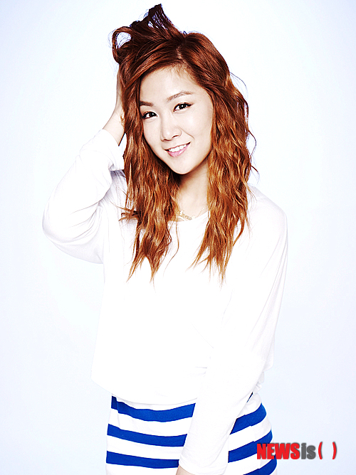 【서울=뉴시스】이재훈 기자 = 그룹 '씨스타'의 소유와 힙합듀오 '긱스'가 프로젝트 앨범 '오피셜리 미싱 유, 투(Officially Missing you, too)'를 11월1일 발매한다.&nbsp; 가수 아이유의 매니지먼트사 로엔엔터테인먼트가 기획·제작하는 프로젝트 '리; 코드(re; code)'의 첫 번째 앨범이다.&nbsp; 로엔은 "언더그라운드와 인디에서 활동 중인 가수의 대표곡을 대중적으로 편곡, 주류 가수와 협업해서 음악적 가치를 재조명하는 프로젝트"라고 소개했다 .&nbsp; '오피셜리 미싱 유, 투'는 긱스의 데뷔곡 '오피셜리 미싱 유'의 후속곡이다. 캐나다 가수 타미아의 노래를 샘플링한 원곡의 멜로디를 강조하고 새로 만든 인트로를 추가했다.&nbsp; 로엔은 "평소 힙합음악에 애정을 가지고 있던 소유가 바쁜 스케줄에도 시간을 내 녹음했다"면서 "소유의 허스키하면서도 여성스러운 보컬이 긱스의 랩과 하모니를 만들며 곡의 완성도를 높였다"고 전했다.&nbsp; realpaper7@newsis.com 