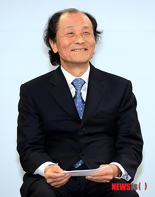 【서울=뉴시스】박동욱 기자 = 31일 오후 서울 종로구 안철수 무소속 대통령 선거캠프에서 열린 '시월의 마지막 밤을, 철수와 함께' 시민 번개(즉석모임)에 참석한 후원회장인 소설가 조정래가 미소를 짓고 있다.&nbsp; fufus@newsis.com