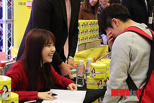 【서울=뉴시스헬스/뉴시스】 지난달 31일 인기가수 아이유가 왕십리 한 대형마트에서 팬사인회를 하고있다. (사진=경남제약 제공) 최성훈 기자 cshoon@newsishealth.com
