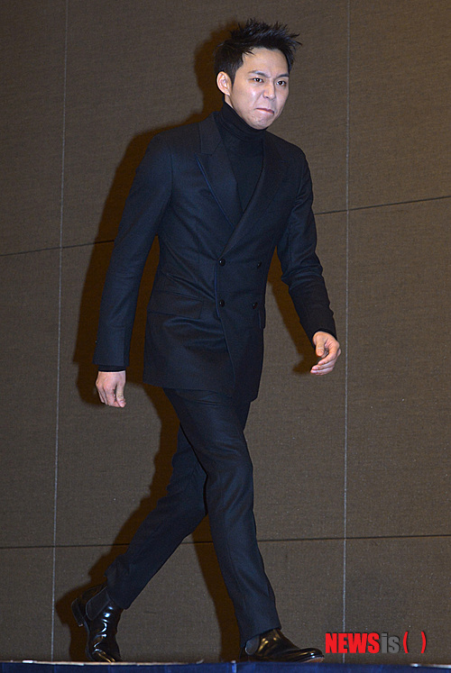 【서울=뉴시스】박문호 기자 = 1일 오후 서울 소공동 롯데호텔에서 열린 MBC 새 수목드라마 '보고싶다(연출 이제동·박재범, 극 문희정)' 제작발표회에서 배우 박유천이 입장하고 있다.&nbsp;&nbsp; go2@newsis.com 