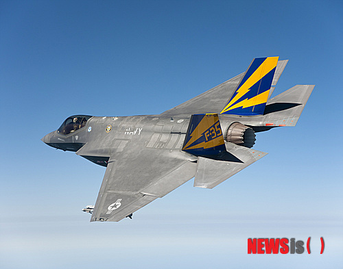 【뉴욕=뉴시스】노창현 특파원 = ‘미래형 전투기’의 총아 F-35 전투기의 첨단기능을 공개하는 특별한 행사가 뉴욕에서 열렸다. 지난달 31일 뉴욕 맨해튼 68가의 한 행사장에선 제5세대 전투기로 알려진 록히드마틴사의 야심작 ‘F-35 Lightning II’의 조종 체험 기회가 뉴시스 특파원을 비롯한 일부 외신기자들에게 제공됐다. 데이브 스콧 이사와 마이크 레인 시뮬레이터 교관이 친절한 설명과 도움으로 실전을 방불케 하는 조종 체험을 할 수 있었다. <사진=록히드 마틴사 제공>