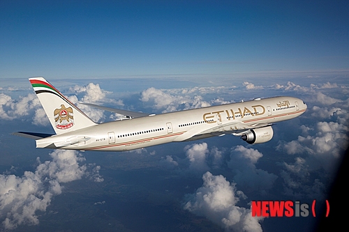 [서울=뉴시스]아랍에미리트연합의 국영항공사인 에티하드항공 여객기의 모습. 2023.10.11. (사진=에티하드항공 제공) photo@newsis.com