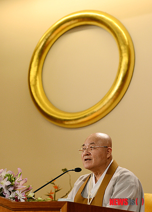 【익산=뉴시스】박동욱 기자 = 4일 오전 전북 익산시 신용동 원불교 중앙총부 반백년기념관에서 열린 '원불교 14대 경산 장응철 종법사 추대식'에서 장응철 종법사가 취임법문을 낭독하고 있다.&nbsp; fufus@newsis.com