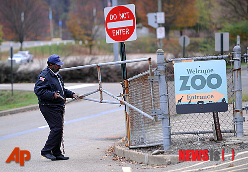 【피츠버그=AP/뉴시스】미국 피츠그 동물원의 경비원이 4일(현지시간) 문을 닫고 있다. 동물원 관계자는 이날 한 남자아이가 아프리카 들개 리카온의 우리로 떨어져 리카온 떼가 아이를 난폭하게 물어뜯어 사망했다고 전했다. 바바라 베이커 동물원 원장은 아이의 사인이 추락사인지 리카온의 공격 때문이지 확실히 밝혀지지 않았다고 말했다.