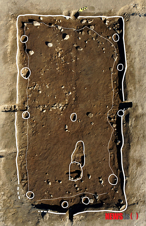 【영주=뉴시스】노창길 기자 = 5일 경북 영주시는 시 외곽을 순환하는 가흥~상망간 국도대체 우회도로 공사구간인 가흥동 율평들 농경지에서 청동기시대 전기(BC 10~8세기)생활주거지와 삼국,통일신라시대의 생활유적이 확인됐다고 밝혔다. 사진은 유물이 발견된 2호 주거지의 모습이다. (사진=영주시 제공)&nbsp; rccil@newsis.com&nbsp; 