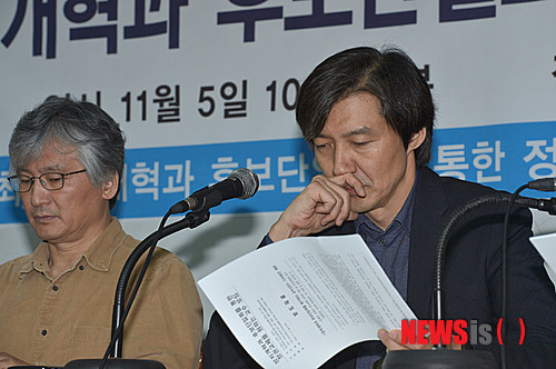 【서울=뉴시스】김영욱 기자 = 5일 오전 서울 정동 프란체스코 회관에서 정치개혁과 후보단일화를 통한 정권교체를 원하는 교수 모임이 개최한 기자회견에 참석한 조국 서울대 교수가 기자회견 자료를 살펴보고 있다. 이날 회견은 '정치개혁과 후보단일화를 촉구하는 교수 선언문'을 발표하는 것으로 진행됐다. 왼쪽은 김민웅 성공회대 교수. mirage@newsis.com