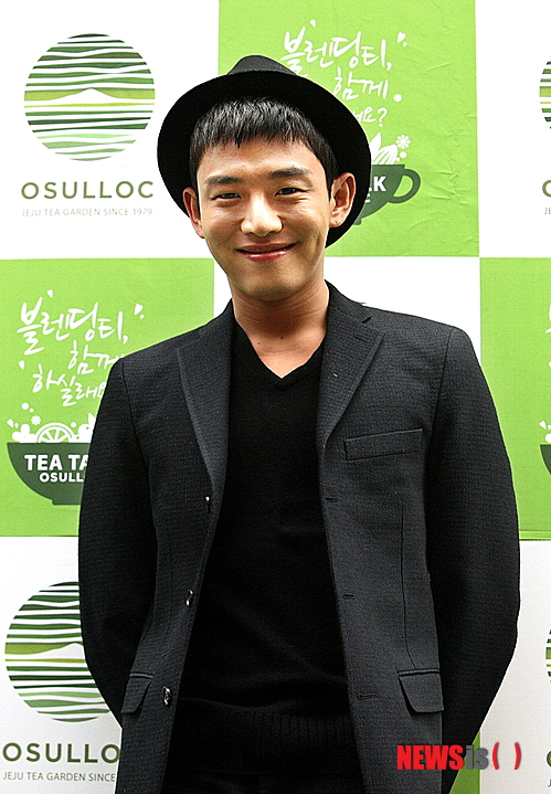 【서울=뉴시스헬스/뉴시스】 지난 4일 서울 중구 명동 오설록 티하우스에서 (주)아모레퍼시픽 오설록의 홍보모델인 유아인이 팬들과 함께 블렌딩티 데이트를 가졌다. 이날 유아인은 최고의 오설록 블렌딩차로 녹차의 담백함에 제주 영귤의 상큼한 맛을 더한 '삼다연 제주영귤'을 꼽았다. (사진=아모레퍼시픽 제공) 임나영 기자 iny16@newsishealth.com