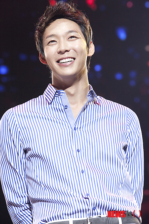 【서울=뉴시스】이예슬 기자 = 탤런트 박유천(26)의 다국적 팬들이 MBC TV 드라마 '보고싶다' 제작발표회에 쌀화환 등을 보내며 성원했다.&nbsp; 1일 오후 서울 소공동 롯데호텔 크리스털볼룸에서 열린 제작발표회에 한국, 중국, 일본, 홍콩, 타이완, 쿠웨이트, 폴란드, 푸에르토리코, 카타르, 싱가포르, 태국, 영국, 미국, 베트남, 베네수엘라 등 26개국 팬들이 참가해 화환을 선물했다.&nbsp; 이들은 쌀 10.48t, 연탄 2160장, 라면 2000개, 망고화환 1000그루 등을 보내왔다. 쌀과 라면은 9만명이 한 끼를 먹을 수 있는 양으로 결식아동 등에게 기부된다.&nbsp; 연탄 2160장은 21가구가 한 달 간 사용할 수 있는 양이다. 독거노인 등 연탄을 사용하는 에너지 빈곤층 가구에 보내진다. 망고는 아프리카 남수단 톤즈 지역 주민들에게 기부돼 기아해결과 사막화 방지 등에 기여한다.&nbsp; 박유천의 다국적 팬들은 2010년 8월 KBS 2TV 드라마 '성균관스캔들' 제작발표회 이후 쇼케이스와 콘서트, 팬미팅 등으로 쌀화환을 보내오고 있다.&nbsp; ashley85@newsis.com