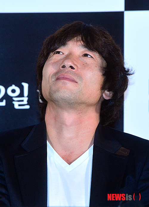 【서울=뉴시스】박문호 기자 = 배우 박원상이 5일 오후 서울 을지로 메가박스 동대문점에서 열린 영화 '남영동 1985(감독 정지영)'시사회 기자회견에서 영화의 감정을 풀어내지 못해 한숨을 쉬며 하늘을 바라보고 있다.&nbsp; go2@newsis.com