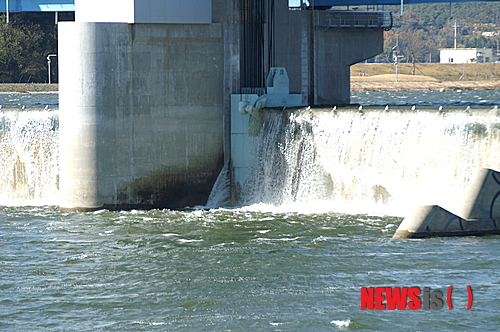 【구미=뉴시스】박홍식 기자 = 준공된지 4개월 된 낙동강 구미보 콘크리트 본체에서 물이 줄줄 새고 있어 부실시공 논란과 함께 정밀안전진단이 필요하다는 지적이다. 중앙 이음새 부근에서 물이 새고 있다. (사진=구미 YMCA제공)&nbsp; photo@newsis.com 
