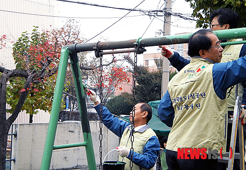 【대전=뉴시스】박희송 기자 = 한국철도시설공단은 7일 대전환경운동연합과 공동으로 대전시 대덕구 대화동 장미아파트 앞 어린이 놀이터를 보수하고 새 단장하는 '아름다운 놀이터 가꾸기' 행사를 가졌다. 사진은 왼쪽부터 이계환 경영지원안전실장, 최승선 품질안전경영처장이 대전 대화동 장미아파트 놀이기구에 페인트 칠을 하고 있다. (사진=한국철도시설공단 제공) photo@newsis.com