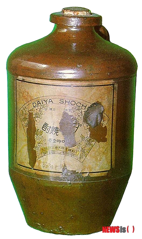 【부산=뉴시스】강재순 기자 = 1945년 해방을 전후해 대선주조가 생산 판매한 '다이아 소주(DAIYA SHOCHU)'가 부산에서 가장 오래된 소주에 지난 6일 선정됐다.&nbsp; '다이아' 소주는 지금처럼 유리병이 아닌 도자기에 담아 고급스런 이미지를 강조했으며 도자기 안에는 당시 소주가 그대로 담겨있다. (사진=대선주조 제공)&nbsp; kjs0105@newsis.com 