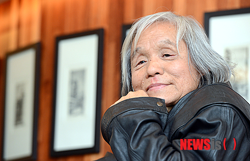 【서울=뉴시스】조수정 기자 = 7일 서울 명륜동 한 카페에서 '한국 록의 대부'로 불리는 기타리스트 신중현이 공연 '더 기타리스트(The Guitarist)'를 앞두고 인터뷰 전 포즈를 취하고 있다. 신중현의 단독공연 '더 기타리스트'는 12월 1일부터 2일까지 올림픽공원 올림픽홀에서 열린다.&nbsp; chocrystal@newsis.com