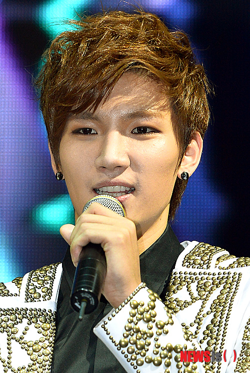 【서울=뉴시스】강진형 기자 = 가수 노지훈이 7일 오후 서울 강남구 논현동 뉴힐탑호텔 옥타곤클럽에서 열린 데뷔 앨범 'The Next Big Thing' 쇼케이스에서 인터뷰 하고 있다. marrymero@newsis.com