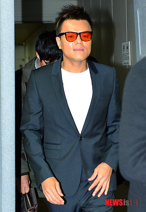 【서울=뉴시스】최동준 기자 = 가수 겸 프로듀서인 박진영이 표절 논란과 관련해 7일 오후 서울 서초구 서울고등법원 공판에 참석한 뒤 법원을 나서고 있다. photocdj@newsis.com