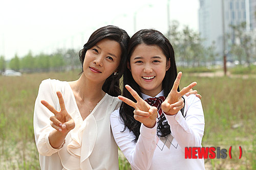 【서울=뉴시스】김정환 기자 = 청소년들이 유선(36)과 남보라(23)의 스릴러 ‘돈 크라이 마미’를 합법적으로 볼 수 있게 됐다.&nbsp; 7일 영상물등급위원회(위원장 박선이)는 제작사 데이지엔터테인먼트가 재편집한 ‘돈 크라이 마미’의 등급 분류심사 소위원회를 열어 이같이 결정했다.&nbsp; 앞서 영등위는 ‘돈 크라이 마미’를 ‘청소년 관람불가’ 등급으로 분류했었다.&nbsp; 이 영화는 고교생 딸 ‘은아’(남보라)가 성폭행을 당한 뒤 자살하자 엄마 ‘유림’(유선)이 무기력한 법을 대신해 가해자인 남학생들을 응징한다는 이야기다.&nbsp; 영등위는 자살, 살해 장면 등 폭력적인 부분을 구체적, 직접적으로 표현했고 욕설 및 비속어 표현 등 주제와 내용에 선정성, 폭력성, 공포, 대사, 모방 위험 등이 있다고 판단했다. 이에 따라 제17회 부산국제영화제에 초청된 ‘돈 크라이 마미’는 오픈시네마, 관객과의 대화 등에서 ‘청소년 관람불가’ 등급 꼬리표를 단 채 상영됐다.&nbsp; 연출자 김용한 감독은 “청소년들에게 성폭력 피해자와 그 가족이 받는 고통을 알려 경각심을 일깨워주고 싶다. 그런데 청소년 관람불가 등급을 받아 정작 청소년들이 보지 못한다는 사실이 안타깝다”고 토로했었다.&nbsp; 이후 ‘제2의 도가니’로 주목 받게 되자 데이지엔터테인먼트는 ‘15세 관람가’ 등급에 맞추기로 하고, 부산영화제 상영판을 다시 편집해 1일 등급 분류를 새로 신청했다.&nbsp; 지난해 사회고발 영화 ‘도가니’(감독 황동혁)는 장애인 아동성폭력을 다뤄 사회적 반향을 일으켰다. 제작사 삼거리픽쳐스와 배급사 CJ엔터테인먼트는 상영 도중 ‘청소년 관람불가’ 등급이었던 영화의 수위를 낮춰 ‘도가니 확장판’이라는 이름으로 재분류를 신청했다. 그러나 ‘15세 관람가’ 등급은 끝내 받아내지 못했다.&nbsp; ace@newsis.com