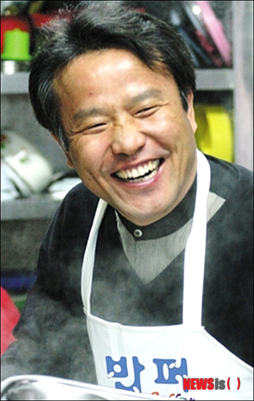 【서울=뉴시스】이재훈 기자 = '밥퍼' 최일도(55) 목사의 삶이 뮤지컬로 옮겨진다.&nbsp; 서울시뮤지컬단(단장 유인택)은 12월 18~29일 세종문화회관 대극장에서 송년 뮤지컬 '밥짓는 시인 퍼주는 사랑'을 공연한다.&nbsp; 120만부가 팔린 최 목사의 '밥 짓는 시인 퍼주는 사랑'이 바탕이다.&nbsp; 1988년 청량리 뒷골목에서 배고파 쓰러진 노인에게 끓여준 라면 한 그릇으로 시작된 최 목사의 '밥퍼나눔활동'은 무의탁노인 등 도시 빈민들에게 600만 그릇의 무료 급식으로 이어졌다. 지금은 제3세계의 빈민들에게까지 나눔의 기회가 확대됐다.&nbsp; 뮤지컬은 첫눈에 반한 5년 연상의 로즈 수녀에게 사랑에 빠져 자살까지 기도하는 등 '괴짜 목사'로 통하는 최 목사의 인생 드라마에 초점을 맞춘다.&nbsp; 극 초반에는 부인 김연수(60)씨에 대한 무모하지만 강렬한 최일도의 사랑이 중점적으로 그려지며, 후반부에는 험난하고 척박한 청량리 사창가 588에서 밥퍼활동이 자리잡아가는 과정을 그린다.&nbsp;&nbsp; 최 목사의 친구인 가수 김현식(1958~1990)을 비롯해 588의 매춘부 '향숙'과 '거지대장', '황인걸' 등 실존인물을 바탕으로 한 캐릭터가 극의 흐름에 윤활유를 더한다.&nbsp; 서울시뮤지컬단 유인택(57) 단장은 "목사 최일도 뒤에 숨겨진 인간 최일도의 모습을 집중해서 그림으로써 그의 인생이 말하는 승화된 사랑, 진정한 나눔을 표현할 것"이라고 전했다.&nbsp; 뮤지컬 '폴링 포 이브'의 김덕남씨가 연출한다. 임현수와 김영완 등 뮤지컬배우와 홍은주 등 서울시뮤지컬단원들이 출연한다. 3만~12만원. 02-399-1114&nbsp; realpaper7@newsis.com 