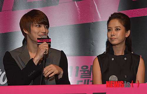 【서울=뉴시스】김영욱 기자 = 8일 오후 서울 광진구 롯데시네마에서 열린 영화 '자칼이 온다(감독 배형준)' 언론시사회에서 킬러 봉민정 역의 배우 송지효, 가수 최현 역의 김재중이 영화에 대해 설명하고 있다. mirage@newsis.com