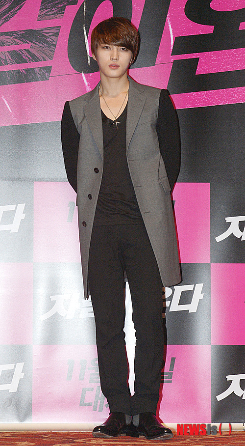 【서울=뉴시스】김영욱 기자 = 8일 오후 서울 광진구 롯데시네마에서 열린 영화 '자칼이 온다(감독 배형준)' 언론시사회에 참석한 배우 김재중이 포즈를 취하고 있다. mirage@newsis.com