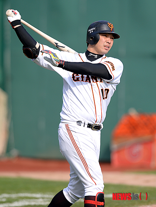 【부산=뉴시스】김인철 기자 = 9일 오후 부산 사직야구장에서 열린 2012 아시아시리즈 예선전 요미우리 자이언츠와 퍼스 히트의 경기에서 7회말 무사 1, 3루 상황 요미우리 대타 아베가 타석에 들어서며 몸을 풀고 있다.&nbsp;&nbsp; yatoya@newsis.com