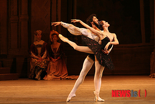 【서울=뉴시스】이예슬 기자 = 클래식 발레의 대명사 '백조의 호수'에게 오늘날의 유명세를 안긴 마린스키 발레단이 11~13일 세종문화회관 대극장에서 공연한다.&nbsp; '키로프'라는 이름으로 더 잘 알려진 마린스키발레단은 볼쇼이 발레단과 함께 러시아 발레의 양대 산맥으로 불린다. 마리우스 프티파가 안무한 '잠자는 숲속의 미녀', '백조의 호수', '호두까기 인형' 등 차이콥스키의 3대 걸작을 무대에 올려 19세기를 러시아 로맨티시즘의 전성기로 만들었다.&nbsp; 1877년 볼쇼이 극장에서 초연된 '백조의 호수'는 평단과 관객들에게 혹평을 받아 실패한 이후 1895년 마린스키 극장에서 다시 태어났다. 순수성의 극치인 백조 '오데트'와 관능의 상징인 흑조 '오딜'을 한 명의 발레리나가 소화하도록 한 최초의 레퍼토리다. 발레의 상징이 된 발레의상 '튀튀'도 이 버전에서 처음 등장했다.&nbsp; 9일 서울 정동 러시아 대사관에서 열린 기자간담회에서 마린스키발레단 유리 파테예프 예술감독은 "오늘날 공연되는 거의 모든 '백조의 호수'가 마리우스 프티파 안무와 차이콥스키 음악을 기반으로 한 마린스키 버전과 연관이 있다고 생각한다"며 "마린스키의 입장에서는 '백조의 호수'가 상연되고 있다는 것 자체가 의미있는 일"이라고 밝혔다.&nbsp; "한국 관객은 클래식 발레를 매우 잘 알고 있기 때문에 시험대에 오르는 기분"이라면서도 "시험을 잘 치룰 수 있을 것"이라고 자신했다.&nbsp; "세 팀 모두 각자의 개성이 뚜렷해 다른 해석의 공연을 볼 수 있을 것"이라며 "마린스키발레단이 다른 발레단과 다른 점은 솔리스트, 드미 솔리스트, 코르 드 발레 등 모든 무용수가 마린스키극장의 주역과 비슷한 실력을 가지고 있다는 것"이라고 말했다.&nbsp; 이번 한국공연에서는 지난해 마린스키에 입단한 발레리노 김기민(20)이 '지그프리트 왕자'로 무대에 오른다. 입단 두 달 째인 올해 초 '해적'과 '돈키호테'의 주역으로 데뷔했다. 역시 올초 러시아 페름 국제발레콩쿠르 '그랑프리'와 유스아메리카 그랑프리 '대상'을 차지하면서 주목받고 있다. 2년 전 국립발레단에서 볼쇼이발레단의 유리 그리가로비치 버전 '백조의 호수'에서 주역을 맡기도 했다.&nbsp; 김기민은 "마린스키는 발레를 시작할 당시부터 꿈꿨던 무대였기에 이 무대에 주역으로 선다는 것에 대해 영광스럽게 생각한다"며 "이번 공연은 첫 내한공연이다 보니 좋은 모습을 보여주겠다는 부담감 때문에 러시아에서보다 더 긴장이 된다"고 털어놓았다.&nbsp; "제목에 '백조'라는 단어가 들어가는 것처럼 '백조의 호수'는 여성 무용수가 가장 중요하다고 생각한다"며 "백조가 화려하고 아름답게 보이도록 뒷받침을 하면서 '지그프리트 왕자'의 색깔도 드러낼 수 있게 노력하겠다"고 다짐했다.&nbsp; 한편 이번 공연은 러시아 황실 오페라 오케스트라로 이름을 알린 마린스키 오케스트라와 함께 한다. 환상의 호흡을 자랑하는 마린스키발레단과 오케스트라의 협업이 관객들의 눈과 귀를 동시에 만족시킬 수 있을 것으로 기대된다.&nbsp; 11일 옥사나 시코릭(23)과 블라디미르 쉬클리야로프(27), 12일 울리아나 로파트키나(39)와 다닐 코르순체프(39), 13일 올레샤 노비코바(27)와 김기민이 각각 '오데트·오딜'과 '지그프리트'로 활약한다.&nbsp;&nbsp; ashley85@newsis.com